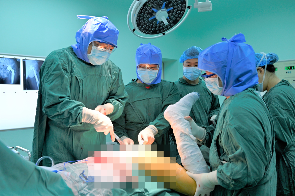 杜云峰（左一）在手术中 摄影/王裕庆