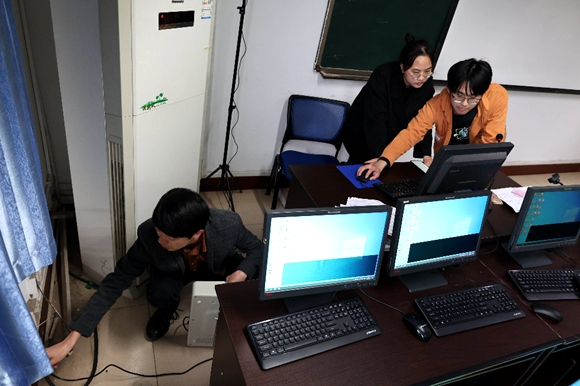 工作人员考前调试仪器设备。江北区司法局供图 华龙网发