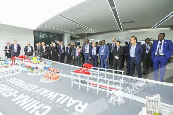 Diplomatic envoys visited the Exhibition Center of Inland International Logistics Hub.