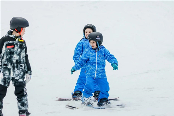 滑雪教学现场。重庆热雪奇迹供图