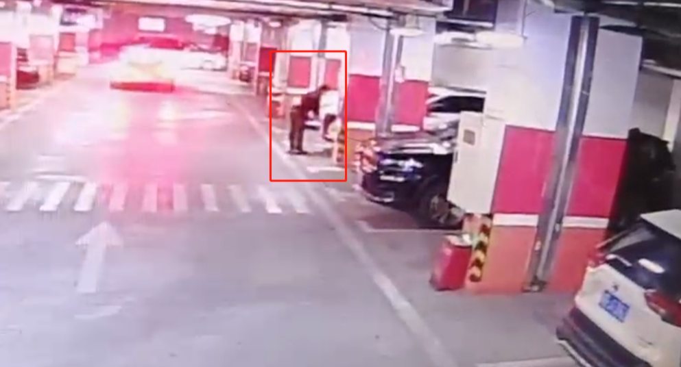 男子更换车牌的一幕被公共视频拍下。重庆江北警方供图