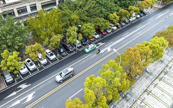 城区整齐停放的车辆。南川区融媒体中心供图 华龙网发