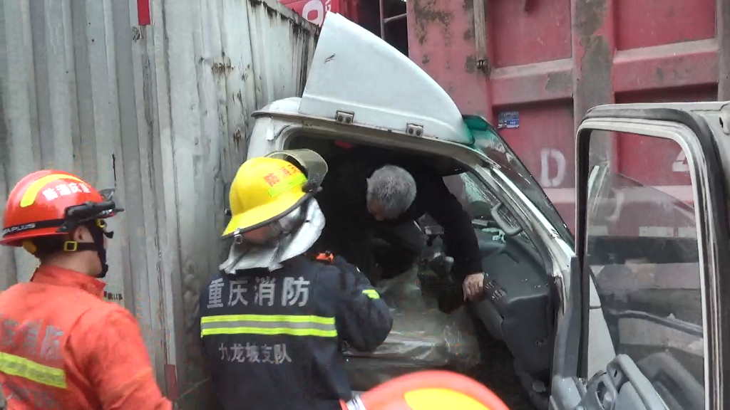 3司机脱困。重庆九龙坡消防供图