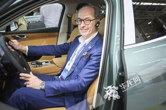 Diplomatic envoys experienced the intelligent cars made in Chongqing.