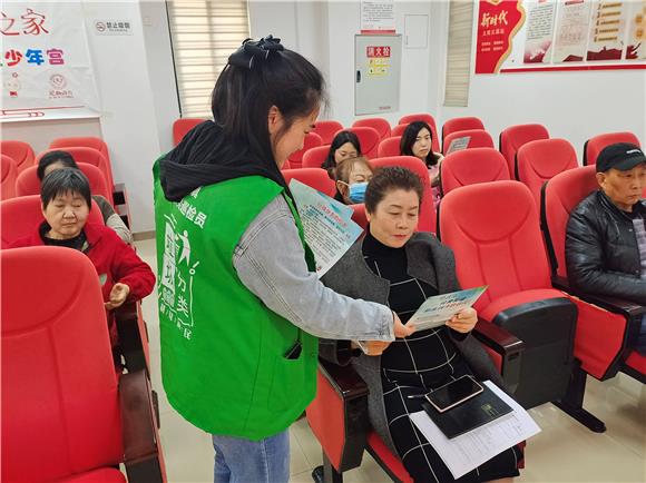 2志愿者发放垃圾分类宣传资料。九龙坡区西彭镇供图