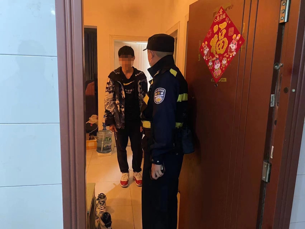 1民警找到取走零食外卖的小伙。重庆沙坪坝警方供图