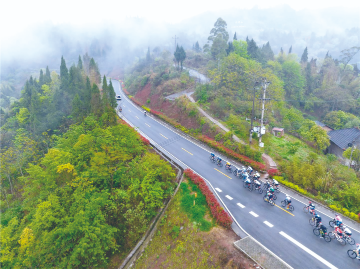 第十二屆重慶天坪山自行車賽在二圣鎮激情開賽。記者 劉紀湄 攝