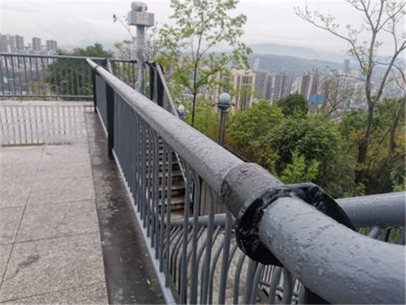 营盘山公园山顶观景平台，修复后的护栏焕然一新。记者 张梦寒 摄