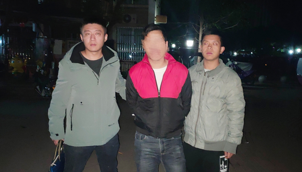2民警成功抓捕熊某。重庆高新区警方供图