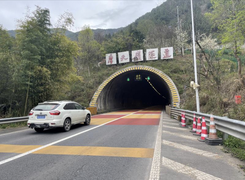 沪蓉高速摩天岭隧道右线进行病害处置工程施工，交通有管制。重庆高速集团供图