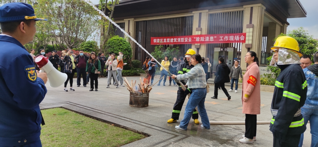 消防员指导参会人员开展灭火演练。铜梁区消防救援支队供图 华龙网发