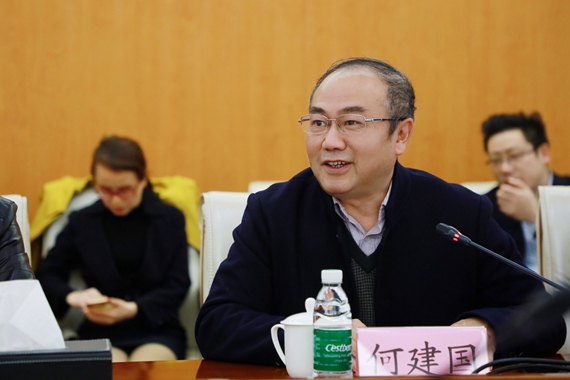 重庆理工大学党委常委、副校长何建国介绍学校情况 学校供图 华龙网发