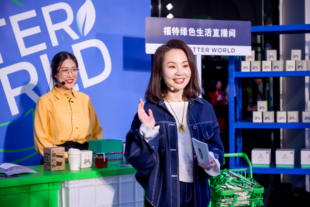 福特可持续之道互动体验——福特绿色生活直播间。 华龙网-新重庆客户端 张世钊 摄