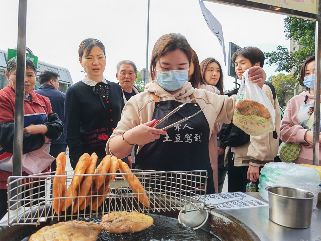 市民排队购买肉饼。华龙网-新重庆客户端记者 谢鹏飞 摄