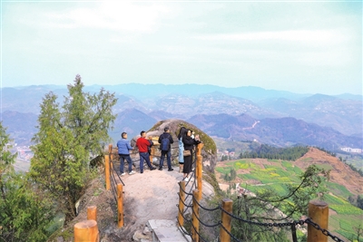 福禄镇狮子寨文化公园，游客在“狮头”观景台上远眺，欣赏乡村风光。记者 熊伟 摄