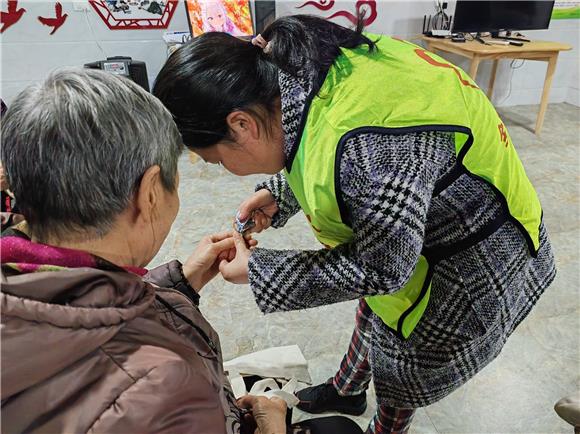 2志愿者为老人开展志愿服务。唐冬梅 摄