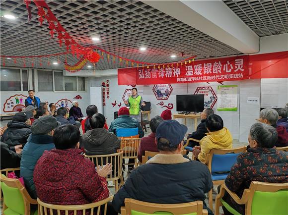 1社区志愿者讲雷锋的故事。唐冬梅 摄