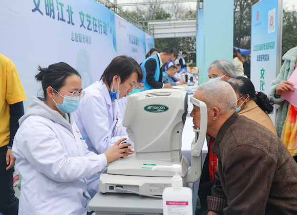 医护人员为市民进行视力检查。江北区委宣传部供图 华龙网发