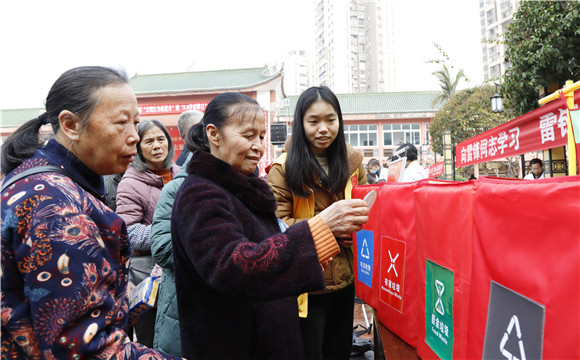 市民在新时代文明实践志愿集市参与垃圾分类趣味活动。通讯员 代娟摄