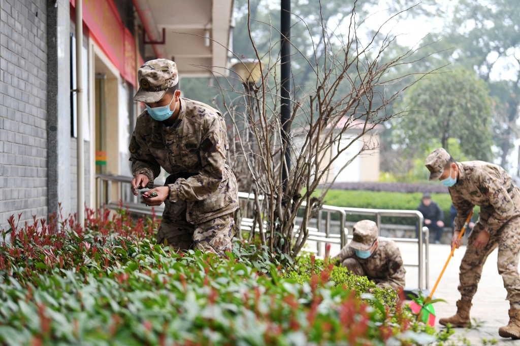 6武警官兵在养老院打扫卫生。通讯员 郭传伍 杨俊杰 摄