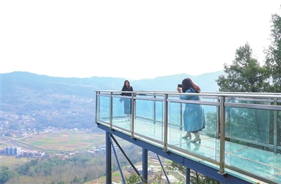 3福禄镇狮子寨文化公园，游客在玻璃瞭望台上拍照留念。记者 熊伟 摄