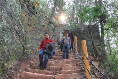 5福禄镇狮子寨文化公园，游客在西寨门游玩。记者 熊伟 摄
