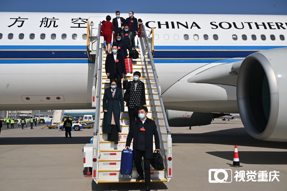 出席十四届全国人大一次会议的重庆代表团抵达北京2