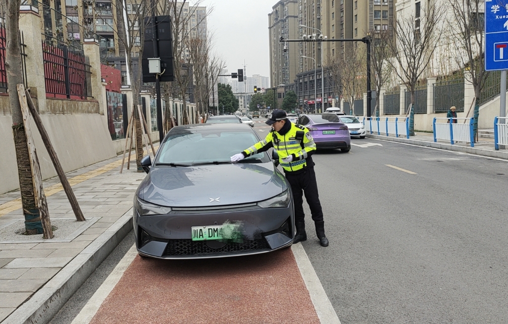 2对违停车辆开具罚单。重庆高新区警方供图
