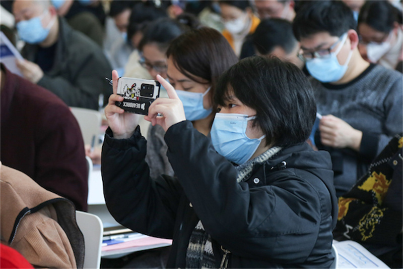 参训人员用手机拍照记录重点要点。重庆大学附属沙坪坝医院供图 华龙网发