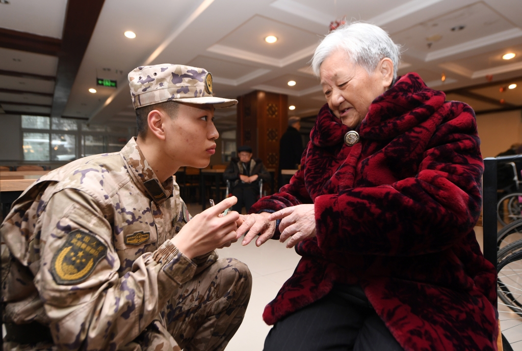 0武警官兵为老人剪指甲，并拉家常。通讯员 郭传伍 杨俊杰 摄