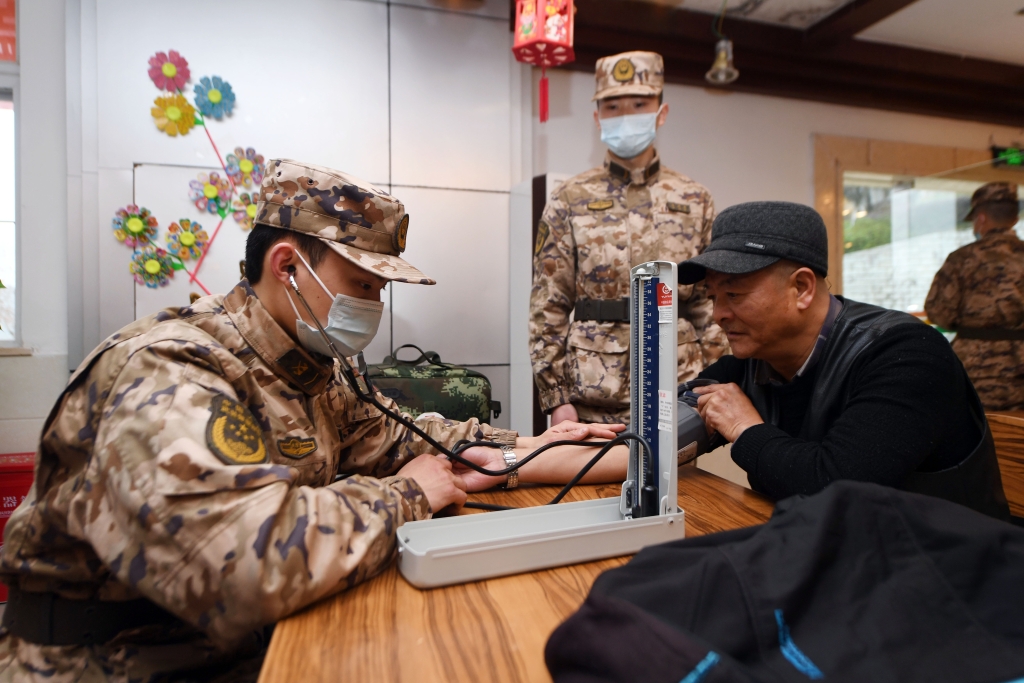 1武警官兵为老人测量血压。通讯员 郭传伍 杨俊杰 摄