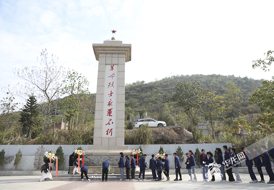 2023年3月30日，重庆市武隆区白马烈士陵园，小学生为烈士敬献鲜花。