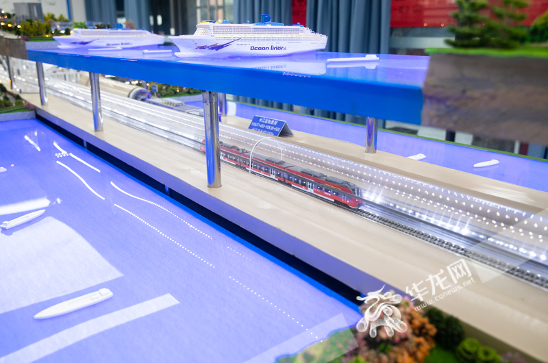 The project model shows that the underwater tunnel is about 800 meters long.