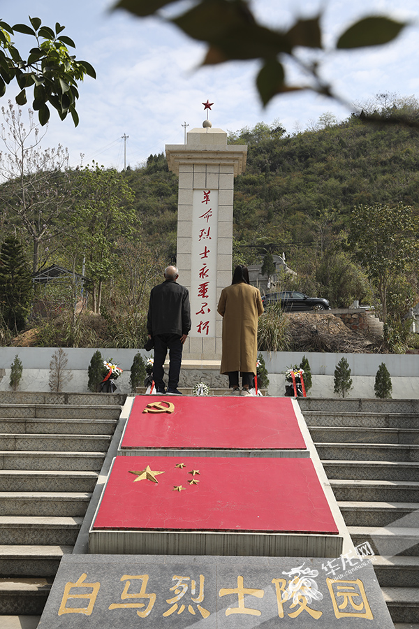 2023年3月30日，重庆市武隆区白马烈士陵园，刘志杰和父亲在陵园