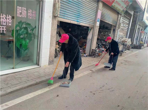 塘坊社区志愿者开展大扫除志愿服务活动。塘坊镇供图 华龙网发