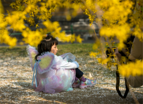 3月29日，小朋友在中山公园留影。新华社记者 李京 摄