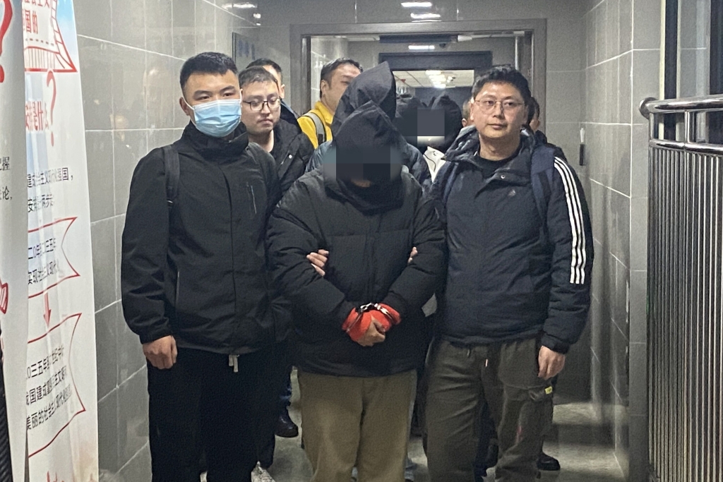 民警抓捕犯罪嫌疑人回重庆。重庆大渡口警方供图