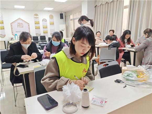 1居民正在认真折纸花并在便签纸上留言。通讯员 夏梦雪 摄