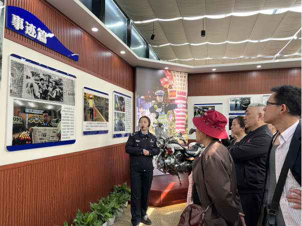 双北街社区辖区党员、青年团员、居民群众认真参观学习杨雪峰先进事迹。两路街道供图