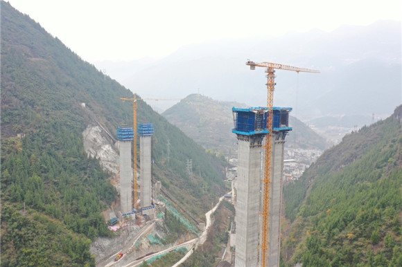 建设中的巫云开高速凤凰特大桥。重庆高速集团供图