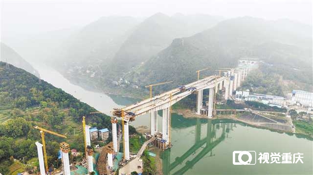 渝武高速控制性工程 观音峡嘉陵江特大桥单幅合龙
