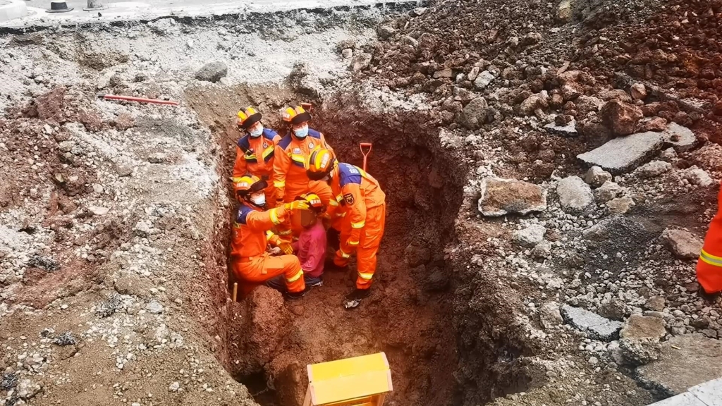 3消防员帮助男工人脱困。重庆渝北消防供图