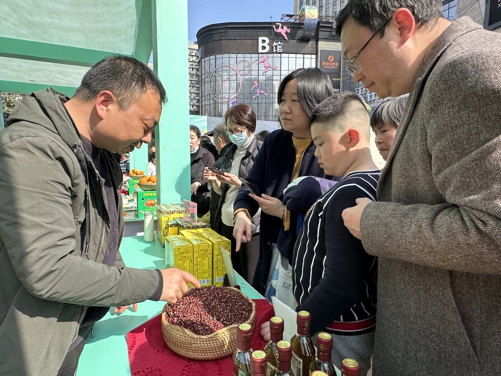 汉源县农特产品吸引重庆市民前来咨询了解。
