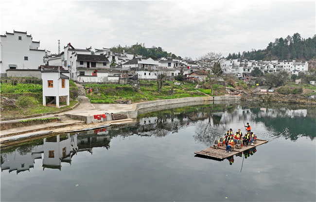 游客在江西省婺源县清华镇乘竹筏游览。新华社记者 万象 摄