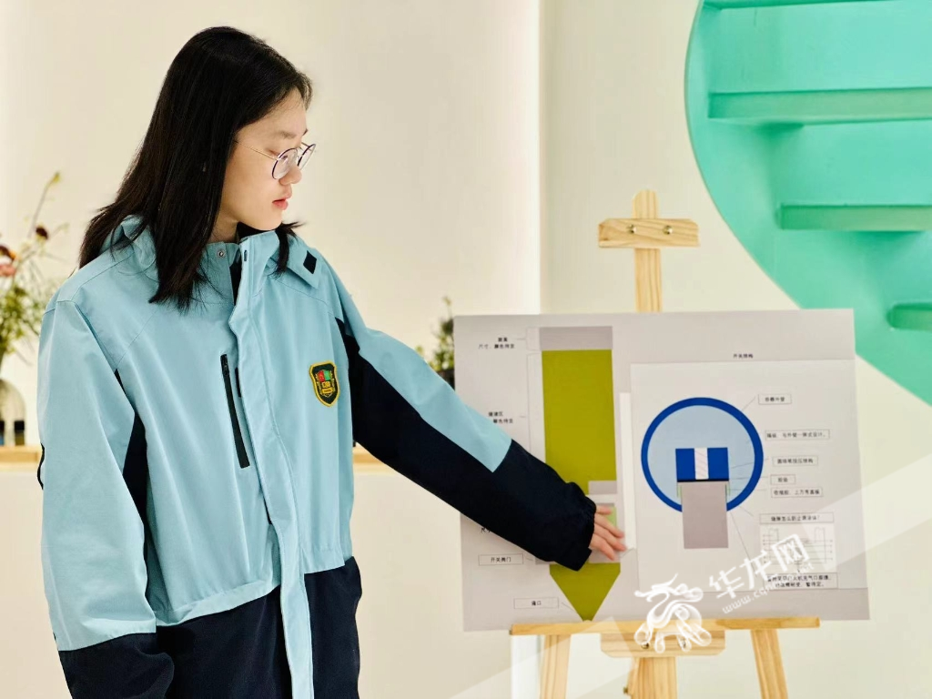 董佳妮正在介绍为盲人设计的滴管。华龙网-新重庆客户端记者 姜念月 摄