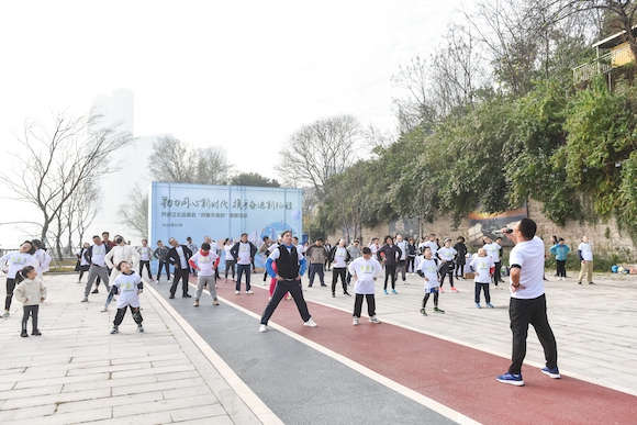 参加活动的会员和家人们正在做热身运动。江北区委宣传部供图 华龙网发