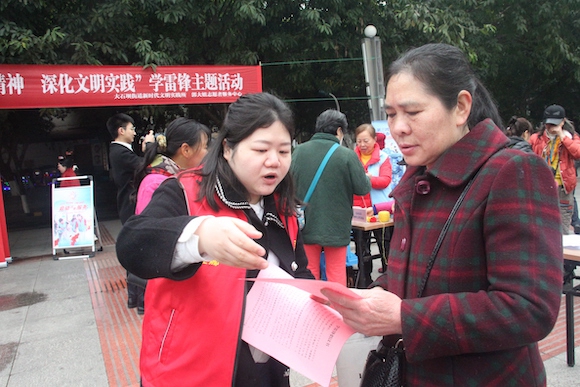 志愿者为居民讲解政策。江北区大石坝街道供图 华龙网发
