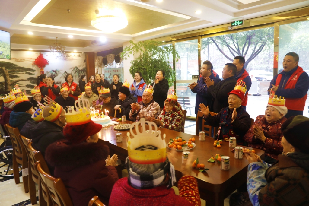 忠县排水公司党员志愿者与苏家社区新时代文明实践站志愿者，为博爱佳园养老院的老人们举办了一个热闹开心的生日庆祝会。重庆水务集团供图