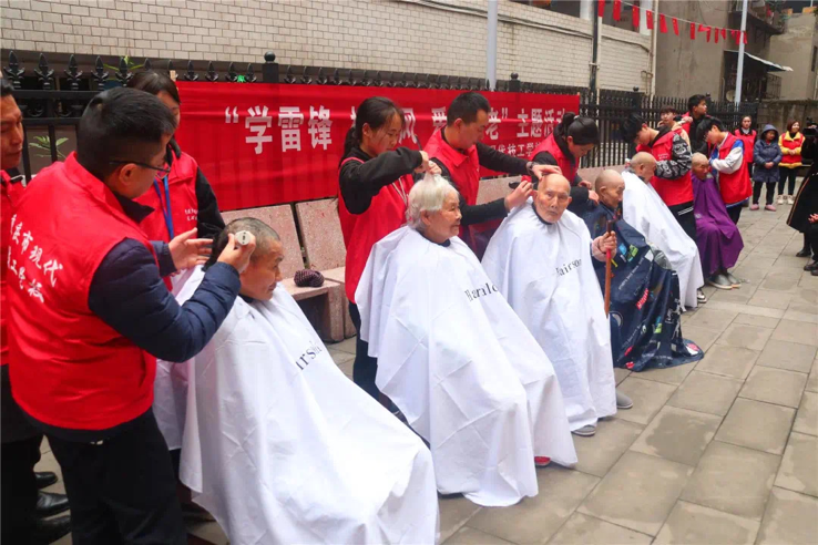 云阳县部分师生到敬老院为老人理发。云阳县委宣传部供图 华龙网发
