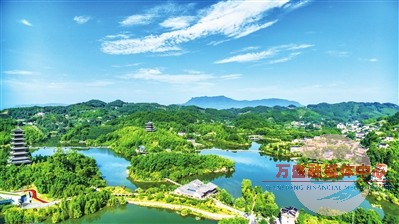 青山湖碧绿清澈，倒映群山翠影。资料图